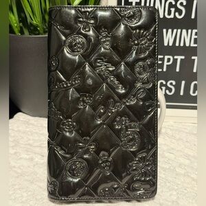 CHANEL Black Embossed Gloss Leather Wallet